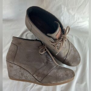 TOMS Women's Deser Wedge Metalic Size 8